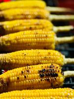 Una pila de mazorcas de maíz en una parrilla en The Oyster Opera, en Trikarpur