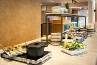 un buffet con mucha comida en una mesa en Sure Hotel by Best Western Tours Sud, en Chambray-lès-Tours