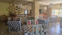 Un comedor con mesas y sillas en una habitación. en Oasis Kemba Hôtel-Restaurant-Bar, en Toliara
