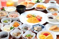 een tafel met daarop borden en kommen met eten bij Quintessa Hotel Sasebo in Sasebo