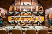 TorbalıにあるLes Bungalowsのワインボトルの壁が敷かれた部屋のテーブル