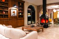 TorbalıにあるLes Bungalowsのリビングルーム(暖炉、ソファ、テーブル付)