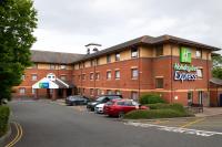 エクセターにあるHoliday Inn Express Exeter East by IHGの駐車場を利用したホテル