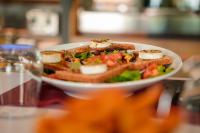 Un plato de comida con pan y verduras en una mesa. en ibis budget Sète centre, en Sète