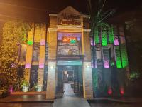 Un edificio con un cartel en el frente. en YVYRA Hotel & Cabañas, en Puerto Libertad