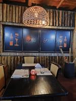 Un comedor con una mesa y una lámpara de araña. en YVYRA Hotel & Cabañas, en Puerto Libertad