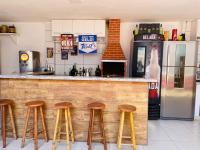 ボトゥカトゥにあるPousada 4 Estaçõesのキッチン(バーのカウンターとスツール付)