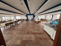 Hotel Dilaver في أرزروم: غرفة كبيرة بها طاولات وكراسي في مبنى