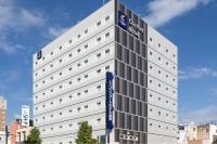 Un edificio con un cartel al costado. en Comfort Hotel Toyohashi, en Toyohashi
