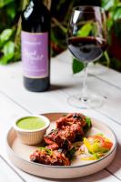 un plato de comida y una botella de vino y una copa en Vallonne Vineyards, en Igatpuri