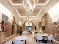 ヴェローナにあるPalazzo Reggiani - Maria Callasのテーブルと椅子とシャンデリアのあるダイニングルーム