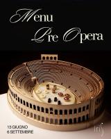 ヴェローナにあるPalazzo Reggiani - Maria Callasのコロッセオの形をしたケーキがテーブルの上に置かれている