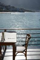 ヒマラにあるRea Boutique Hotelの水辺を見下ろすバルコニーに置かれたテーブルと椅子