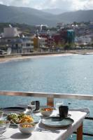 ヒマラにあるRea Boutique Hotelの水の横の皿