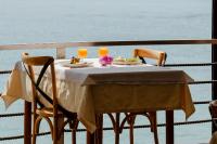 ヒマラにあるRea Boutique Hotelのテーブル(2皿分の食べ物とオレンジジュース2杯付)