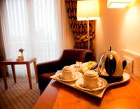 Příslušenství pro přípravu čaje a kávy v ubytování Tugcu Hotel Select