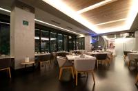 un ristorante con tavoli, sedie e finestre di Quartz Care Hotel & Spa Tijuana a Tijuana