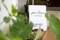 Et logo, certifikat, skilt eller en pris der bliver vist frem på Pani House