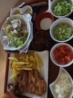 een tafel met een bord eten met frietjes bij Thalu House in Pacasmayo