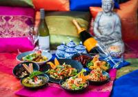 デナラウにあるラディソン ブルー リゾート フィジーの食べ物の皿とワインのボトルが置かれたテーブル