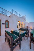 un patio con tavoli, sedie e una scala di AURA TAŞ Hotel a Şanlıurfa