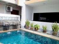 Bazén v ubytování Deng's kamala beach Guesthouse nebo v jeho okolí