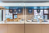 blat z miskami i talerzami jedzenia. w obiekcie Hanting Hotel Yanqing Beijing Wanda Plaza w mieście Yanqing