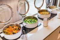 blat z czterema patelniami z różnymi potrawami w obiekcie Hanting Hotel Yanqing Beijing Wanda Plaza w mieście Yanqing