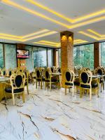 アユビアにあるRed Onion Ayubiaの大理石の床の部屋にテーブルと椅子が置かれたレストラン