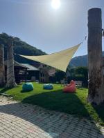 una tienda de campaña en el césped junto a un poste en Vila Codreanu, en Bran
