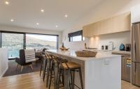 eine Küche mit einer Theke mit Hockern und einer Arbeitsplatte in der Unterkunft Highland Views in Queenstown