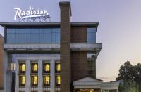 シュリーナガルにあるRadisson Srinagarの上に看板がある建物