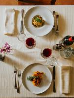 una mesa con dos platos de pasta. en Villaggio Rurale Le Sette Querce, en Sesto Campano
