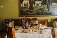 una mesa con platos de comida y una botella de vino en Villaggio Rurale Le Sette Querce, en Sesto Campano