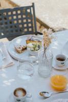 una mesa blanca con un plato de comida. en Villaggio Rurale Le Sette Querce, en Sesto Campano