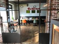 een eetkamer met een tafel en stoelen bij Ferienwohnung Weseker Auszeit in Borken