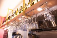 Stay&resort Luce ルーチェ في Urayasu: مجموعة من كؤوس النبيذ معلقة من الجدار