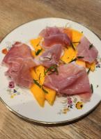 un plato de carne y fruta en una mesa en Le N 9, en Argeliers