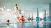 eine Familie spielt im Pool in der Unterkunft Remisens Hotel LUCIJA in Portorož