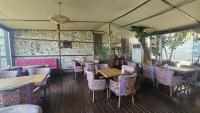 ein Restaurant mit Tischen und Stühlen in einem Raum in der Unterkunft Harmony Butik Otel in Alanya
