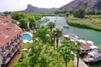 vistas a un río con barcos en el agua en Dalyan Caria Luxury Hotel, en Dalyan