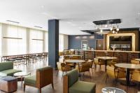 een restaurant met tafels en stoelen en een bar bij Courtyard by Marriott Madison in Madison