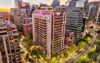 Una vista aérea de un edificio alto en una ciudad. en Plaza El Bosque Ebro, en Santiago