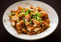 une assiette blanche de nourriture sur une table dans l'établissement Place 19-67 Restaurant Motel, à Plantagenet