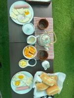 een tafel met borden eieren en brood bij Thalu House in Pacasmayo