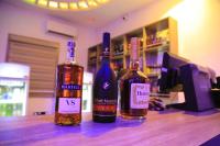 Tres botellas de vino sobre una mesa en Triple J Universal Hotel and Suites, en Asaba