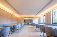 una fila de mesas y sillas en una habitación en Hanting Hotel Beijing Rocket Wanyuan Subway Station, en Beijing