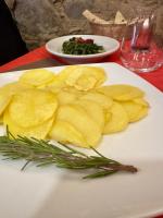 Un plato de patatas fritas sobre una mesa con un plato de verduras. en Ci Thorno Hotel, en Crosia