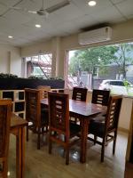 uma sala de jantar com mesa e cadeiras de madeira em Yellow Sapphire Hotel Hi-Tech City em Hyderabad