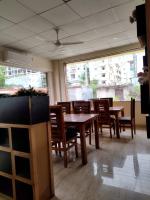 uma sala de jantar com mesas e cadeiras de madeira em Yellow Sapphire Hotel Hi-Tech City em Hyderabad